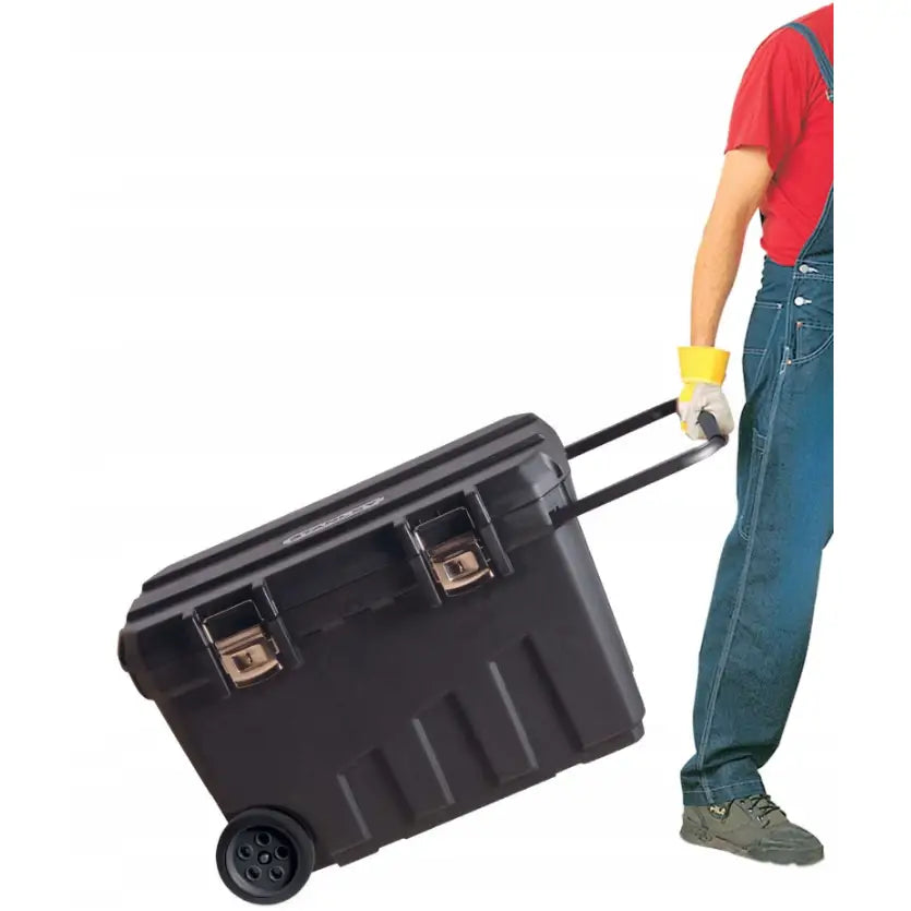 Kasse på hjul 91L, sort plast og metall med låser, trekkes av person i arbeidsklær med synlig teleskophåndtak.