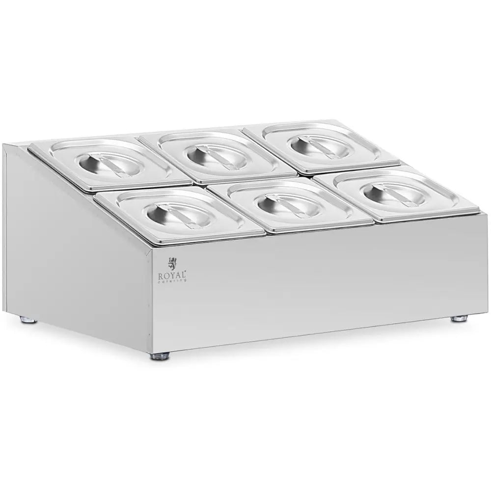 Katalogstativ i rustfritt stål med seks GN 1/6 beholdere og lokk, sett fra skrå front med synlig logo.