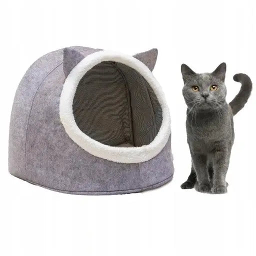 Kattehus Varmt Plysjrede XL, lys grå filt med hvit kant, små ører og grå katt ved siden for størrelse.