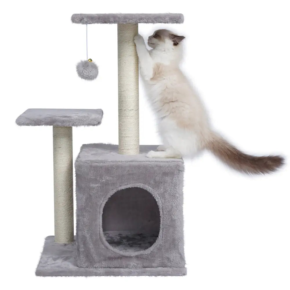 Kattens klorestativ Tårn med grå plysj, to plattformer, hus med åpning og aktiv katt som strekker seg mot toppen.