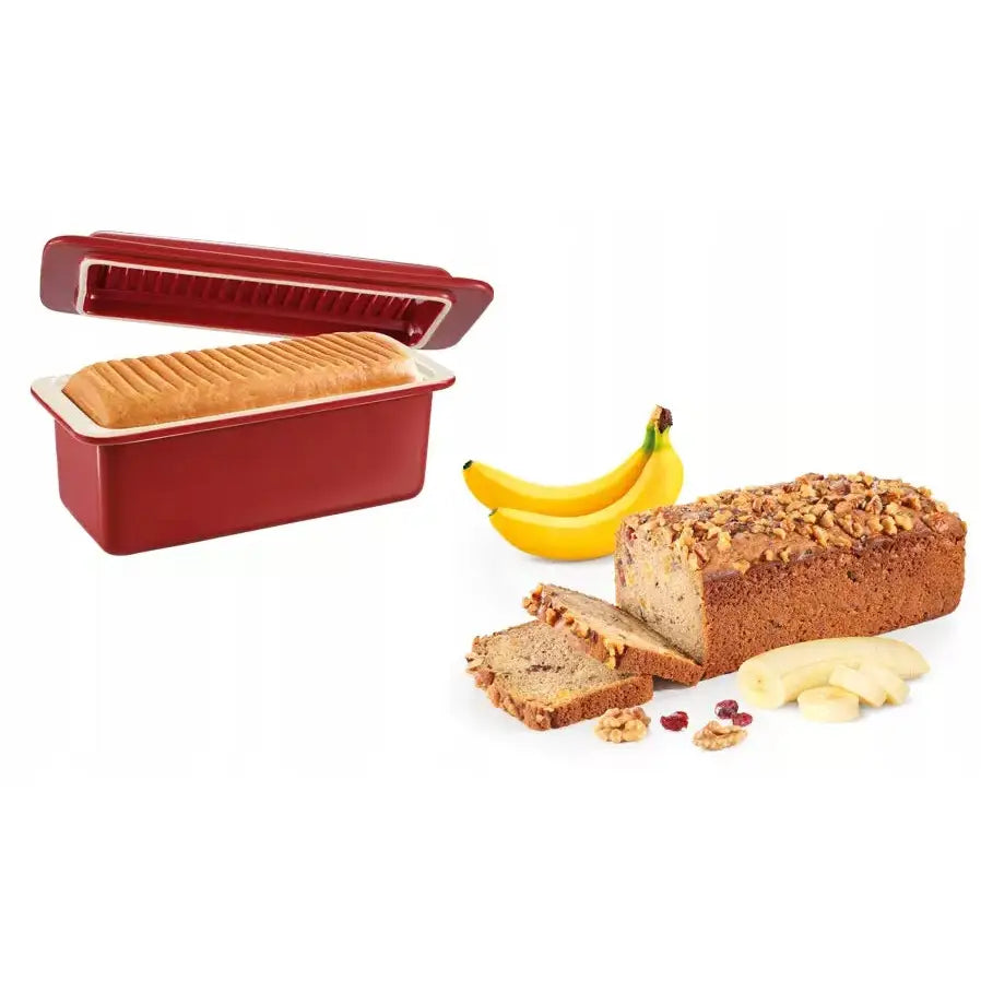 Keramisk brødform Tescoma Tosty i rødt metall med lokk, ferdigstekt brød og frukt på kjøkkenbenk.