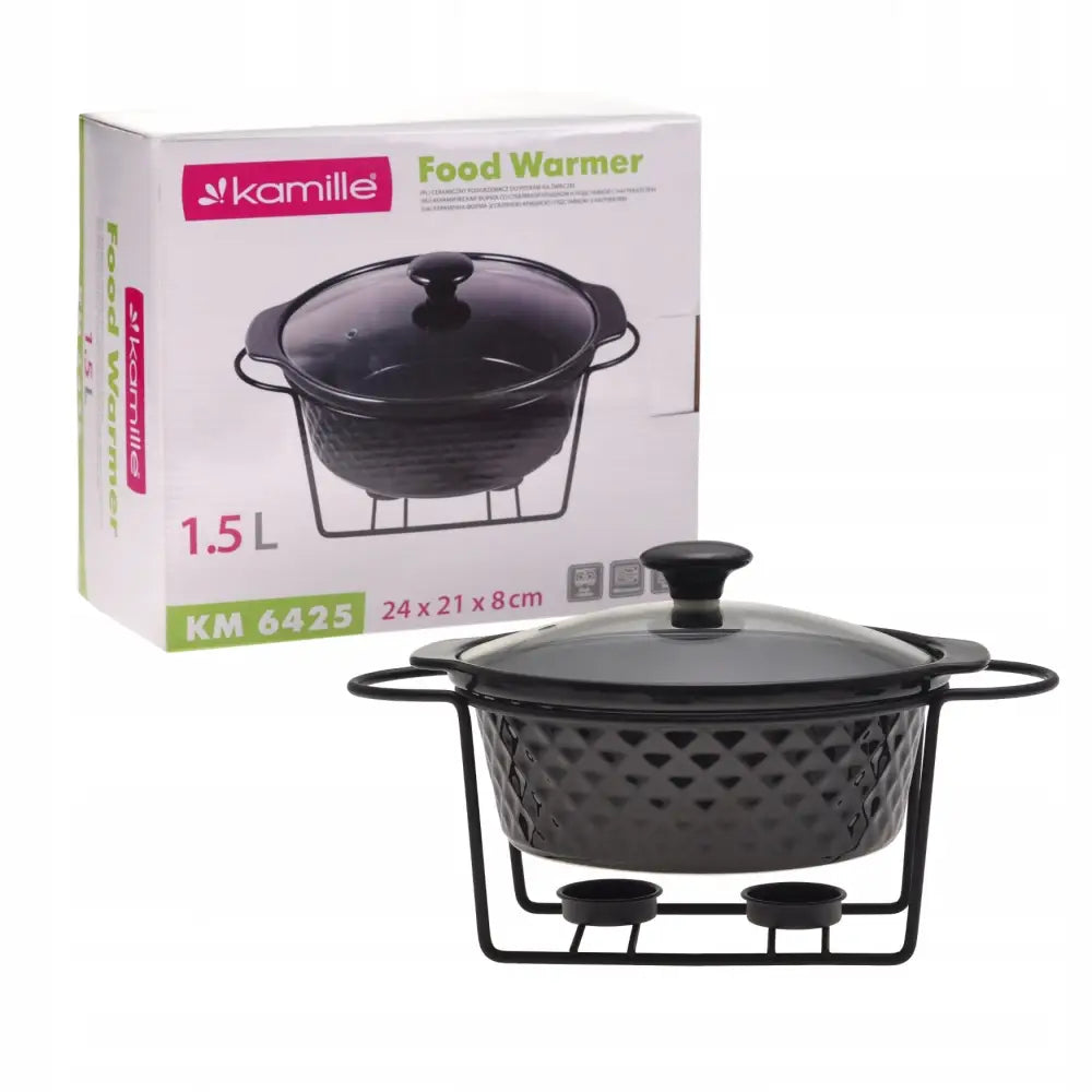 Keramisk ildfast form med glasslokk og håndtak, i svart metallstativ med plass til telys, eske bak.