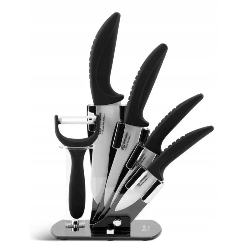 Keramisk kjøkkenknivsett med fire kniver og skreller i svart, arrangert i gjennomsiktig knivblokk.