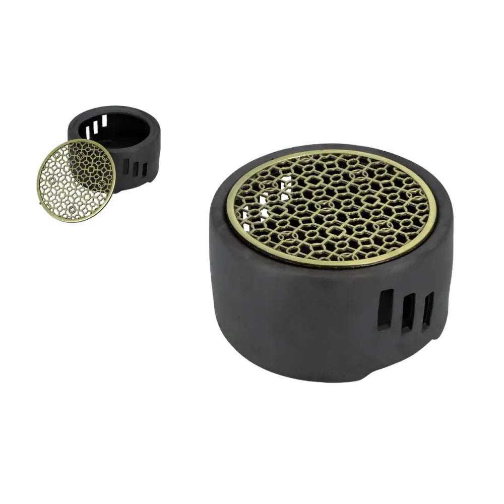 Keramisk varmeelement med sort metallbeholder og gullfarget bikubemønstret lokk, vist separat og sammen.