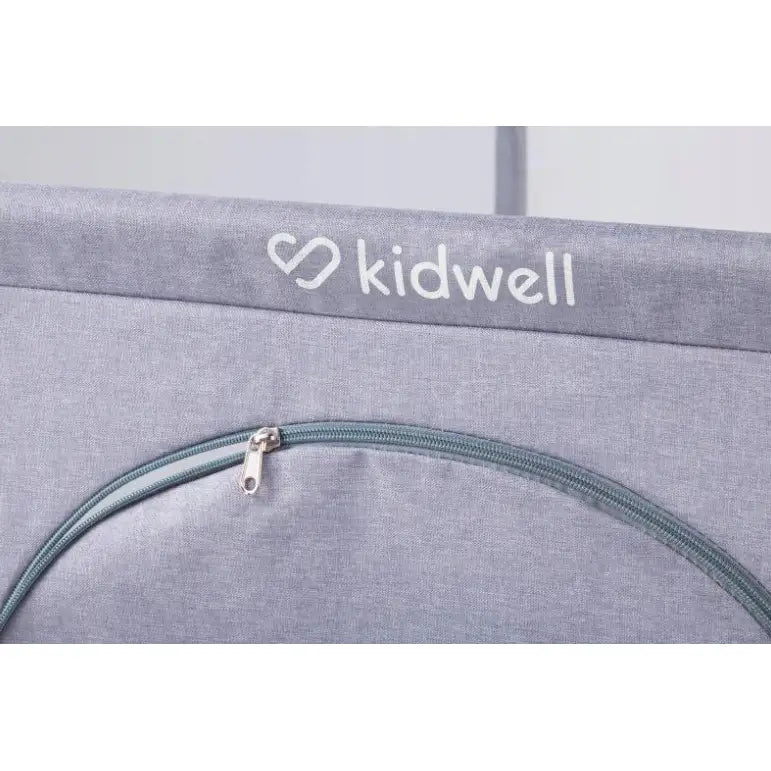 Kidwell Fanko lekegrind, nærbilde av grått tekstil og glidelås, logo synlig øverst på produktets front.