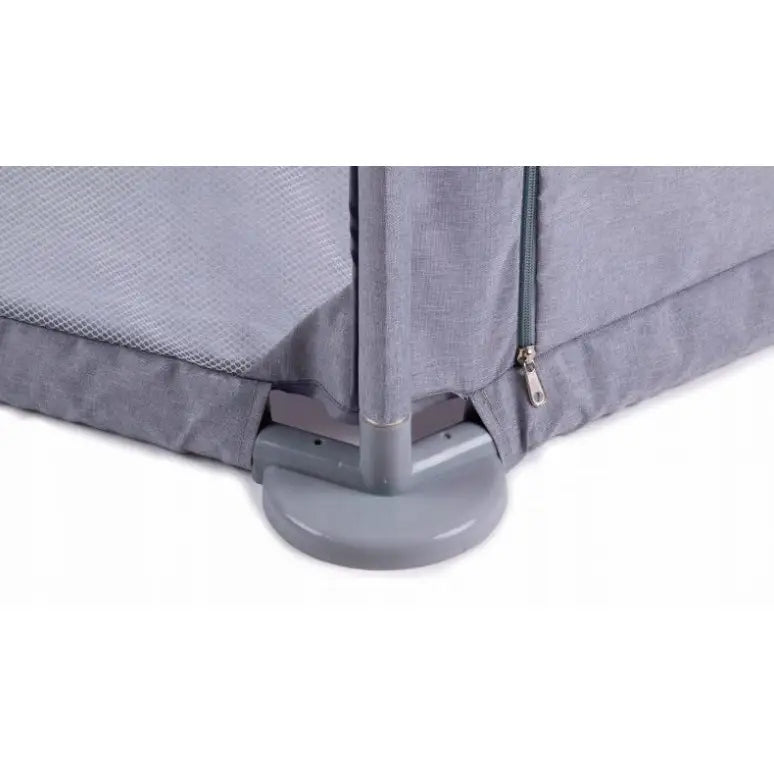 Kidwell Fanko lekegrind, detaljert nærbilde av tekstilhjørne med glidelås, plastfot og nettingpanel.