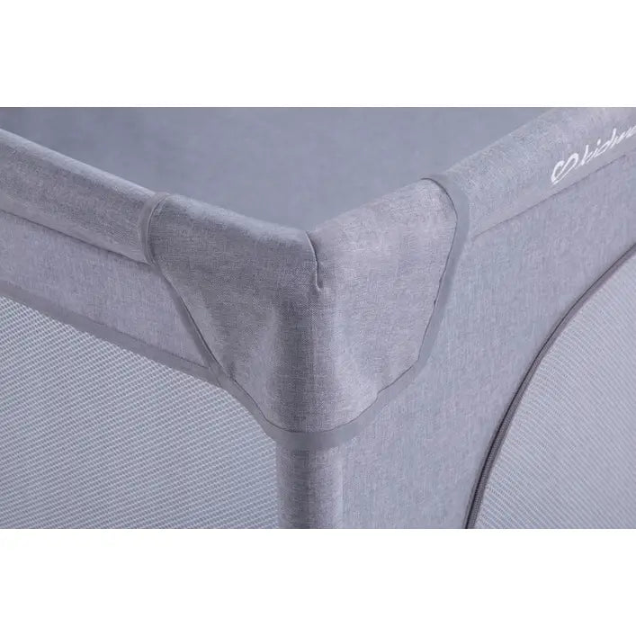 Kidwell Fanko lekkegrind, nærbilde av grått hjørne med forsterkede sømmer og nettingpanel.