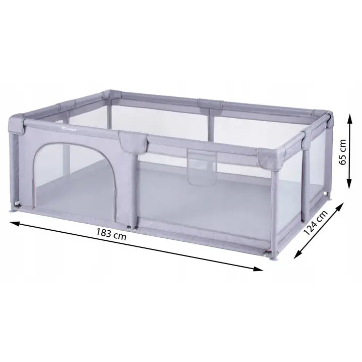 Kidwell Fanko stor lekkegrind i grått, skråvisning med nettingvegger, målangivelse og liten dør på kortsiden.