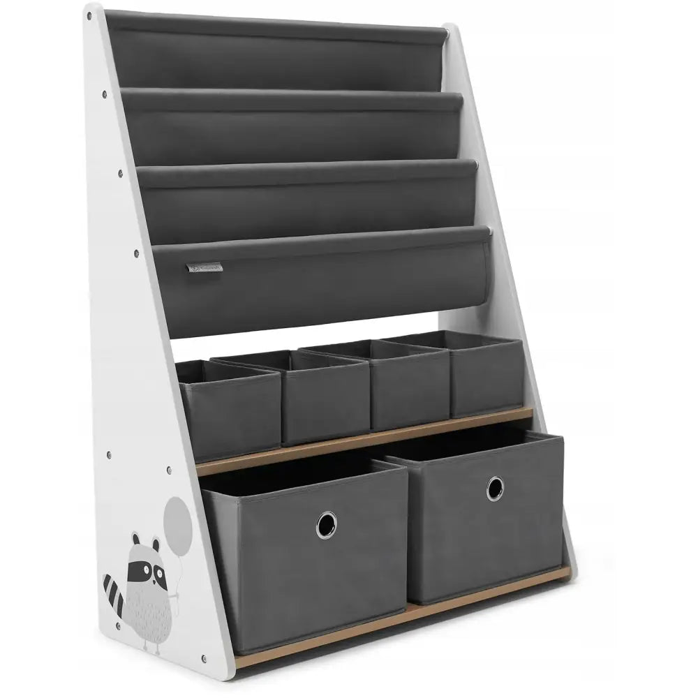 Kinderkraft Racoon oppbevaringshylle, hvit med grå bokser og vaskebjørnmotiv på siden, skrå frontvisning.