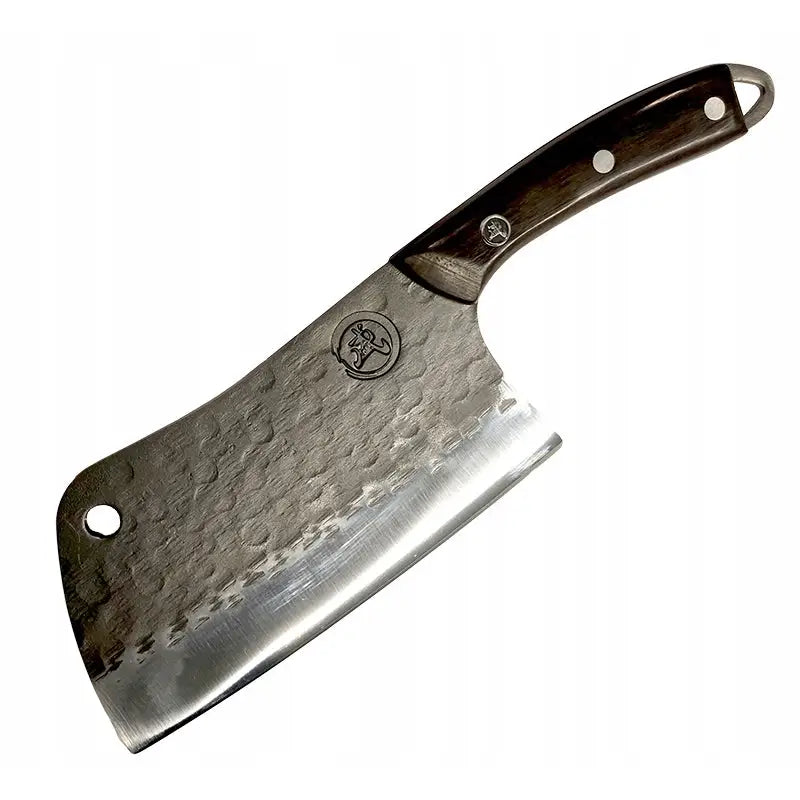 Kinesisk håndsmidd kokkekniv med grovslipt, hamret blad, mørkt treskaft og synlige nagler, sett fra skrå vinkel.