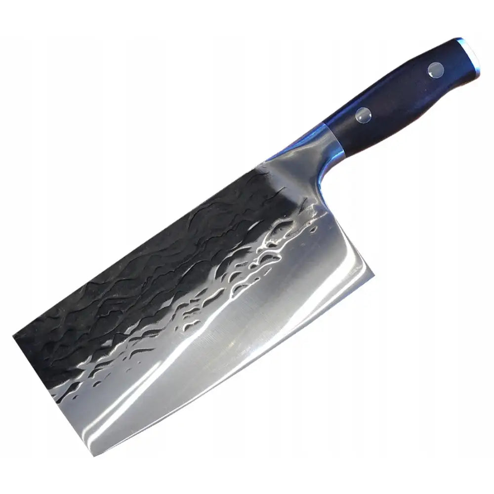 Kinesisk håndsmidd kokkekniv cleaver med bredt, hamret blad og mørkt treskaft med metallnagler.