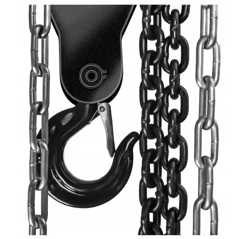 Kjettingtalje Motorjekk 2 Tonn, nærbilde av sort metallkrok med sikkerhetslås og kraftige stålkjeder.
