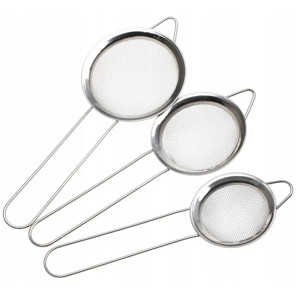 Kjøkken silsett i rustfritt stål, tre runde siler i forskjellige størrelser sett ovenfra.
