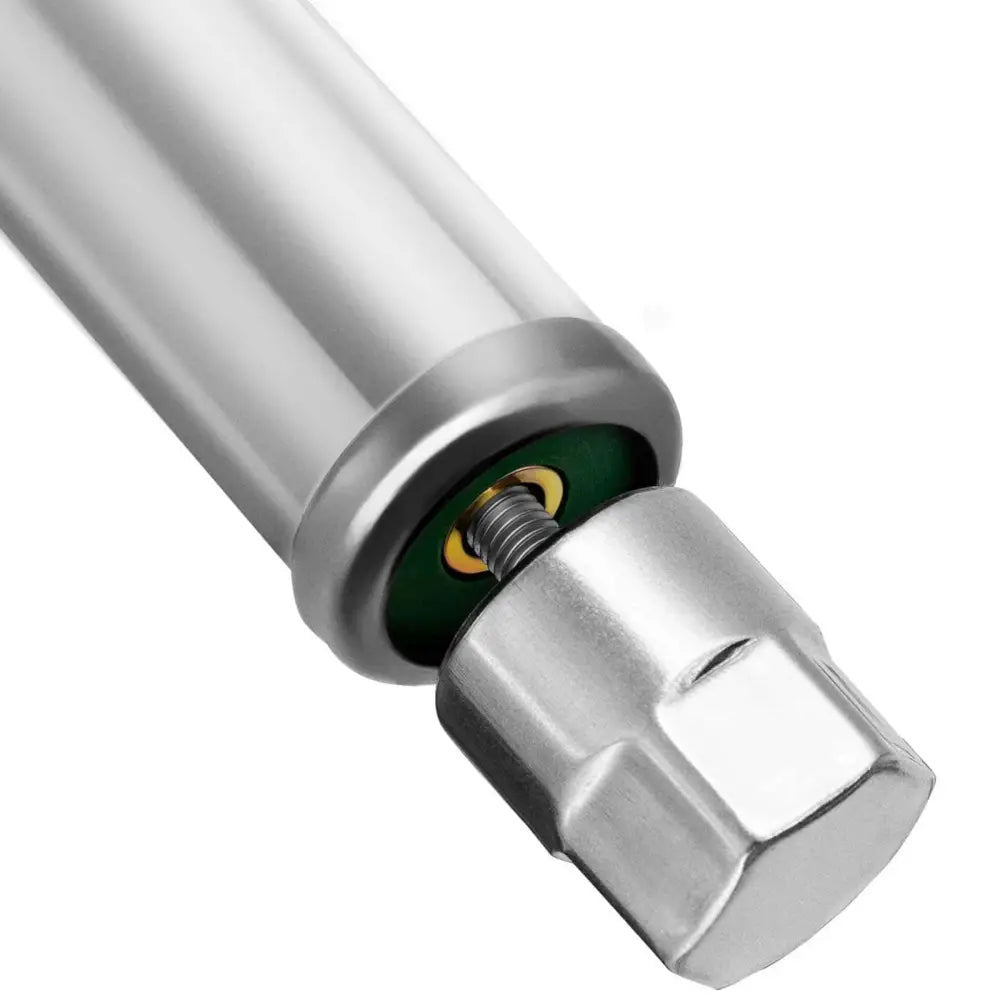 Kjøkkenbord i rustfritt stål, nærbilde av festemekanisme med synlig skrue og mutter mot hvit bakgrunn.