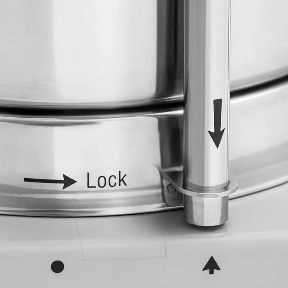 Kjøkkenhakker, nærbilde av låsemekanisme med piler og "Lock"-markering på blank metalloverflate.