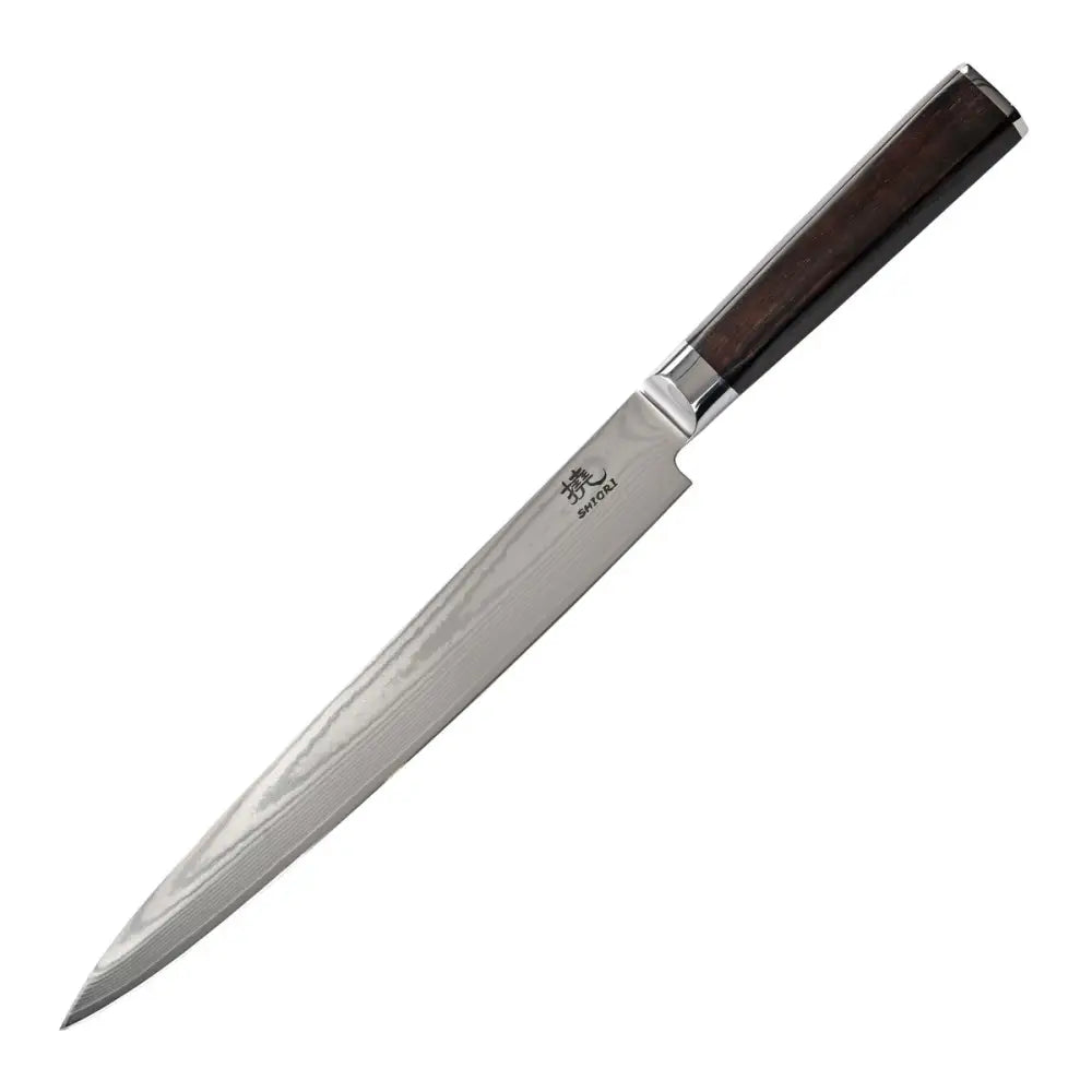 Kjøkkenkniv i japansk damaskstål med langt, smalt blad og mørkt treskaft med sølvdetaljer, skrå vinkel.