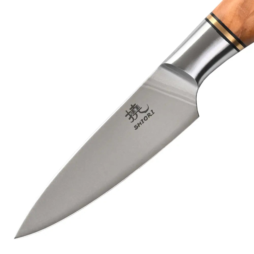 Kjøkkenkniv i rustfritt stål, sidevisning av gravert blad med japanske tegn og oliventrehåndtak med gulldetalj.