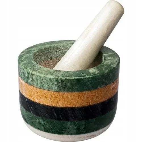 Kjøkkenmorter Browin i stein med grønne, oransje og svarte striper, lys beige støter sett fra skrå vinkel.