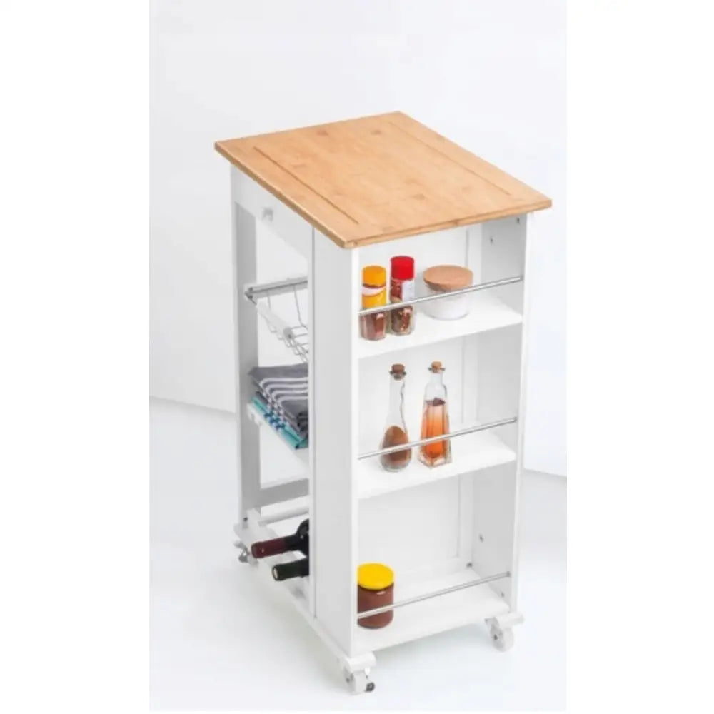 Kjøkkenøy kjøkkenvogn med treplate, tre hyller fylt med mat og flasker, håndklestang og vinholder synlig.