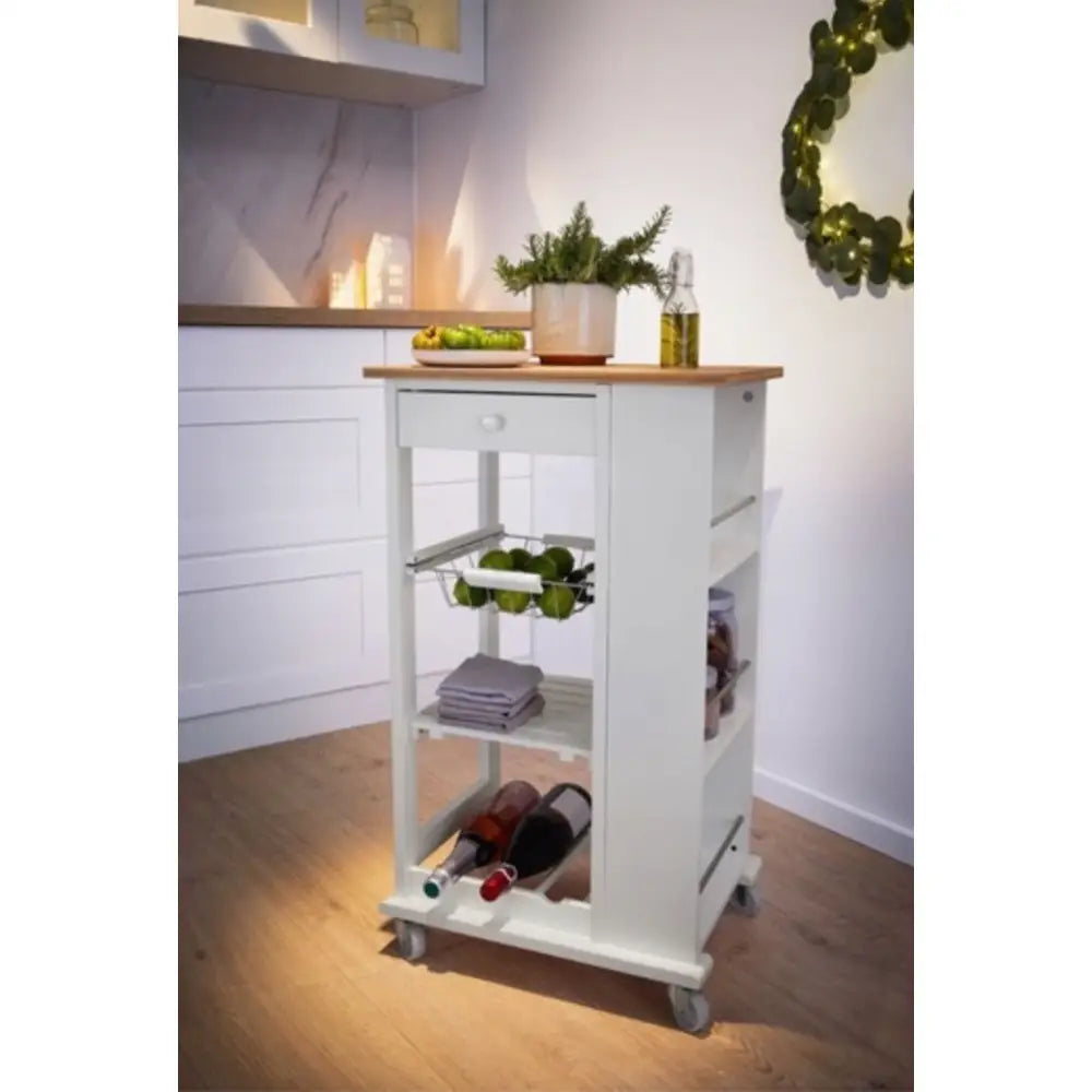 Kjøkkenøy kjøkkenvogn med trefarget topp, trådkurv fylt med epler, hyller med vinflasker og håndklær på kjøkken.