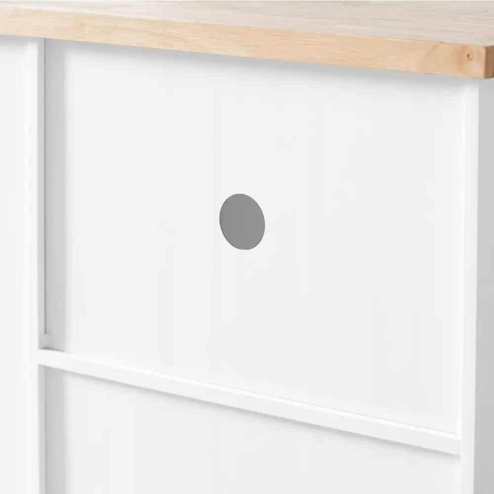 Kjøkkenøy med hylle, nærbilde av hvit skuff med rundt grep og lys treplate i minimalistisk stil.