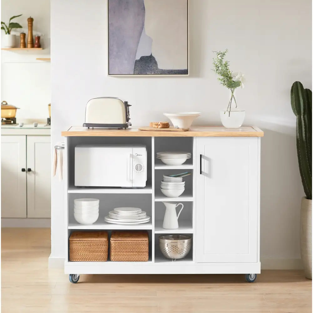 Kjøkkenøy med hylle, hvit med lys treplate, åpne hyller fylt med servise og kjøkkenutstyr, på hjul.