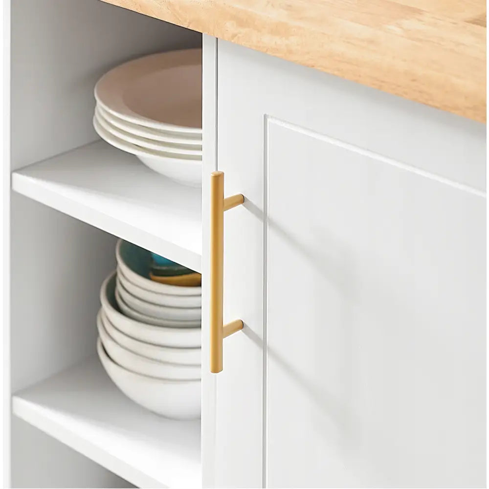 Kjøkkenøy i hvitt med matt gullhåndtak, lys trefarget benkeplate og åpen hylle med servise.