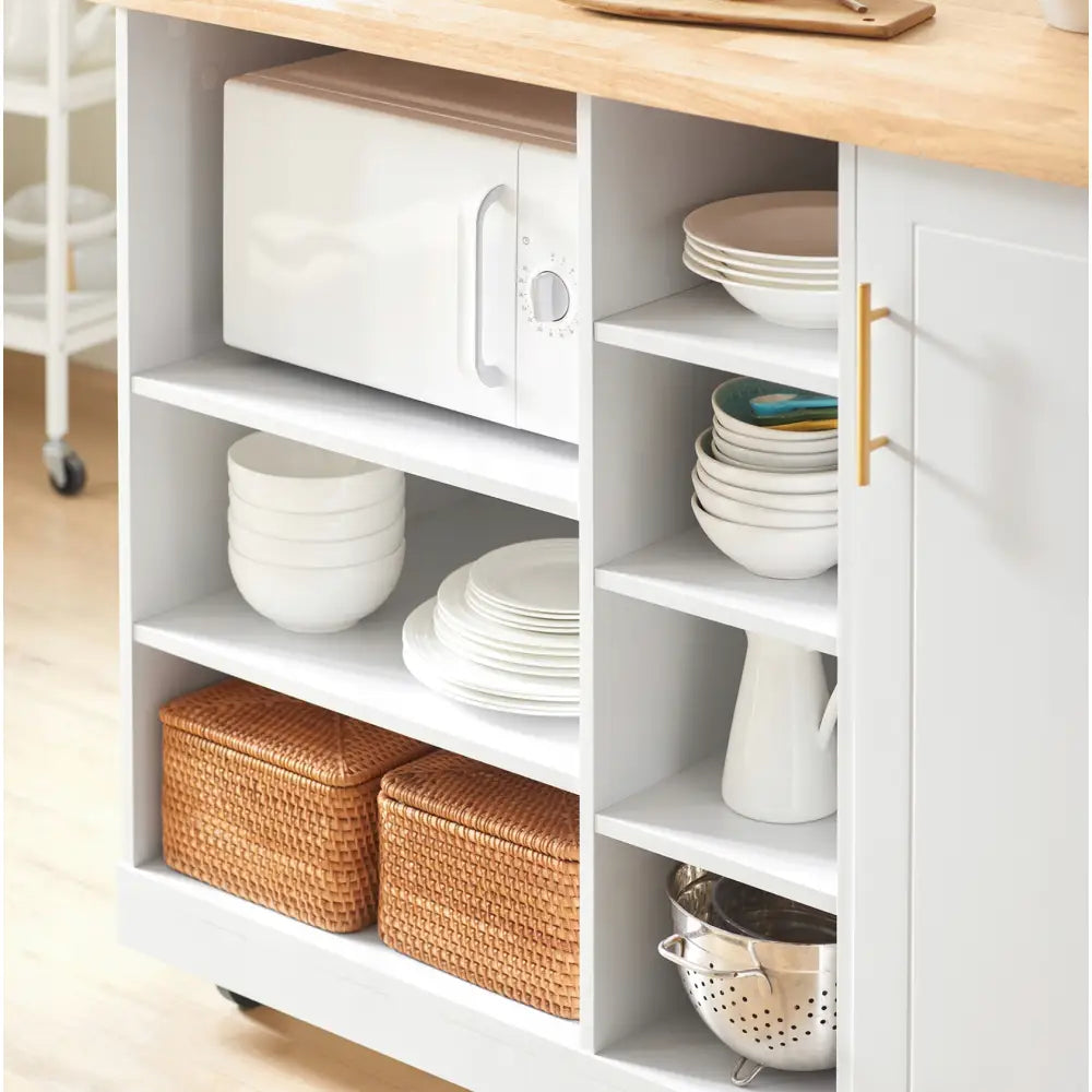 Kjøkkenøy med hylle og treplate, frontvisning med mikrobølgeovn, servise, kurver og metall dørslag.