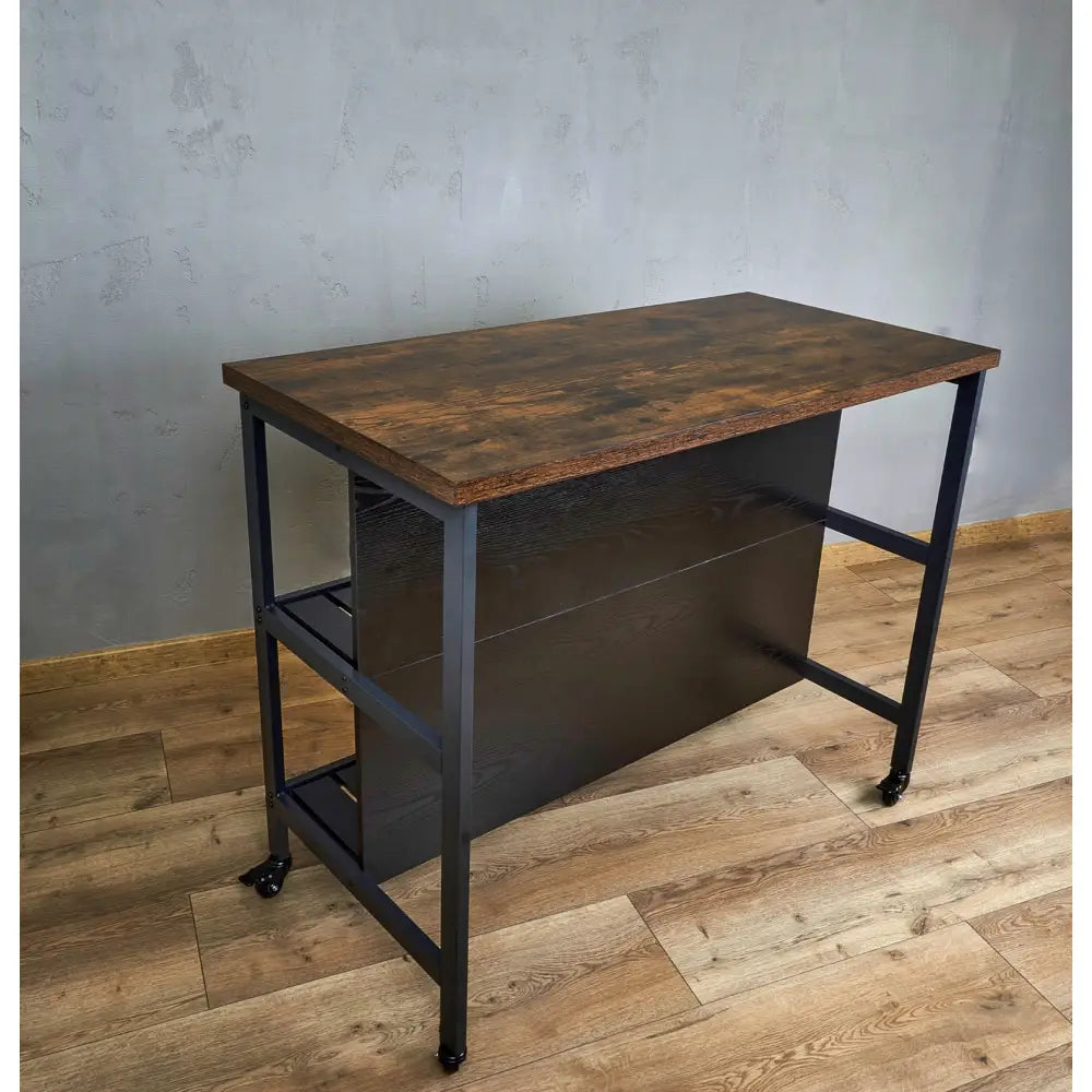Kjøkkenøy i rustikk stil med mørk treplate, svart metallramme og hjul, sett skrått forfra.