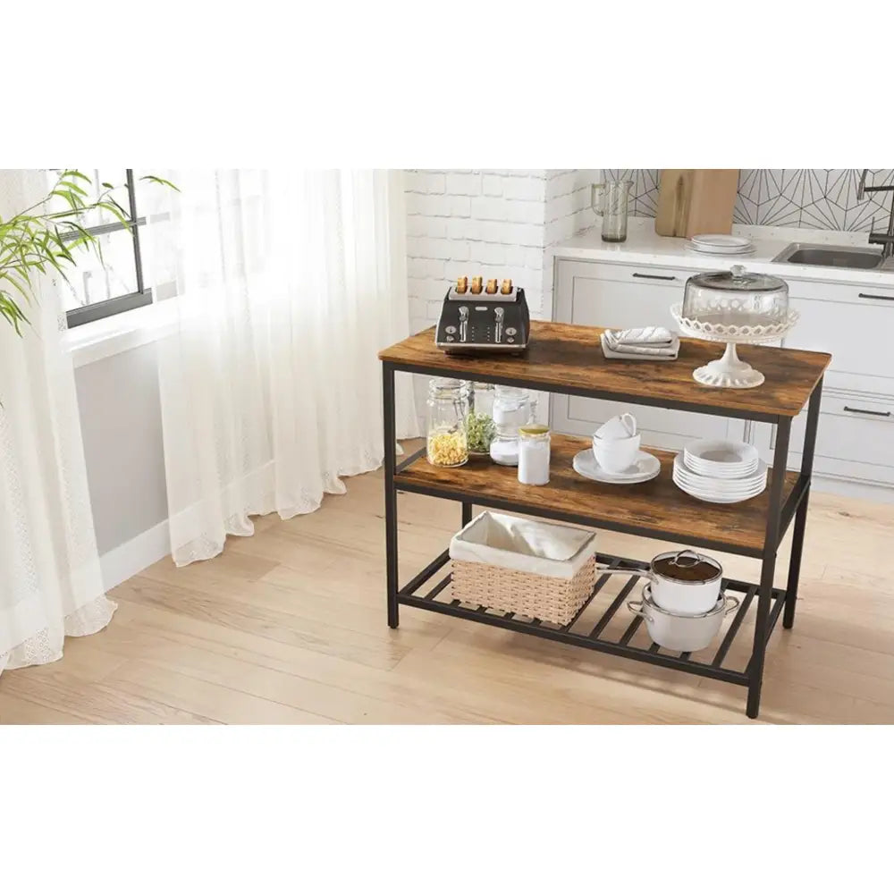 Kjøkkenøy med hylle og skap i sort metall og tre, sidevisning med servise og kjøkkenutstyr på hyllene.