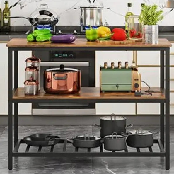 Kjøkkenøy med hylle og skap i tre og sort metall, frontvisning med kjøkkenutstyr og gryter i flere nivåer.