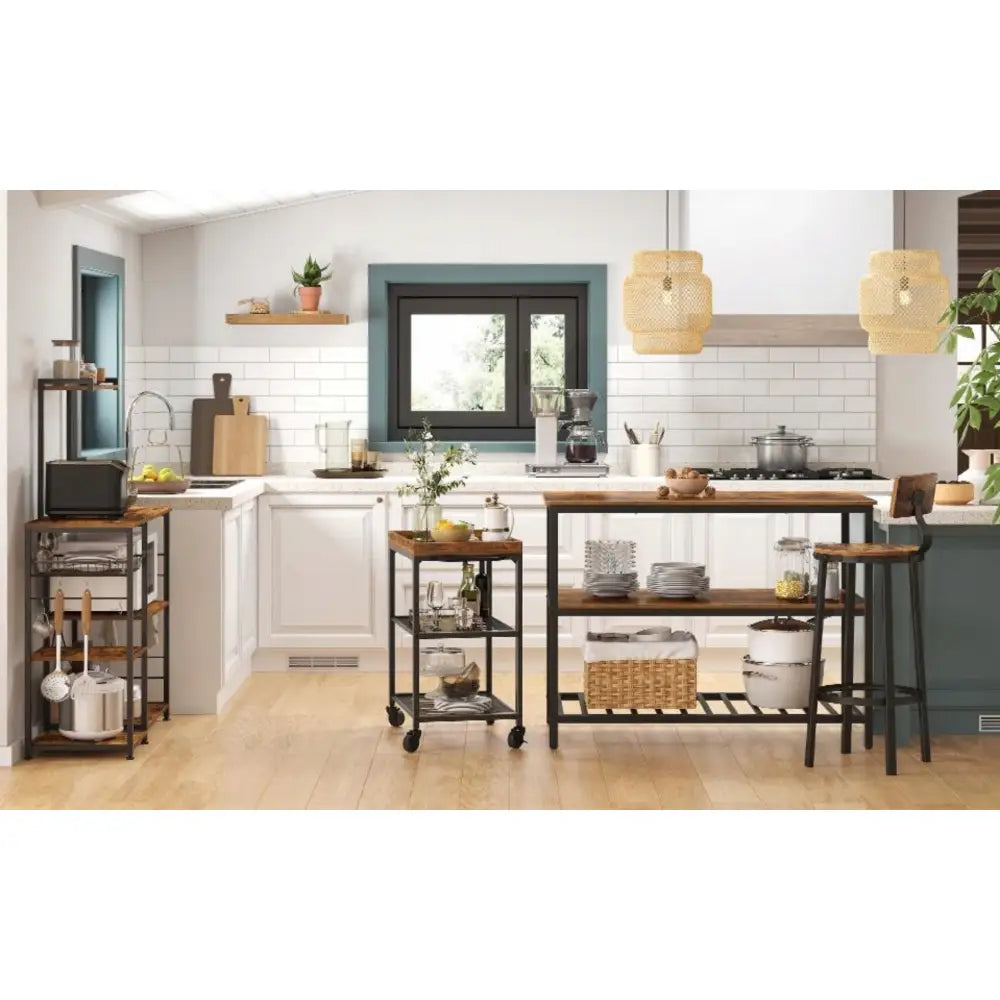 Kjøkkenøy med hylle og skap i rustikk stil, plassert i lyst kjøkken med hvite skap og lyse tregulv.