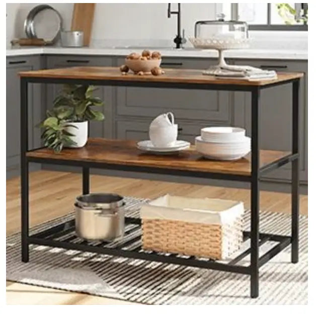 Kjøkkenøy med hylle og skap, sidevisning med kjøkkenutstyr, kurv og plante på åpne hyller.