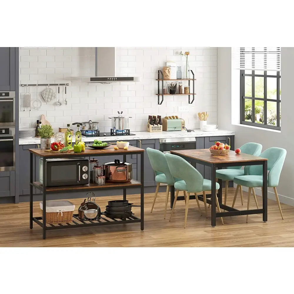 Kjøkkenøy med hylle og skap i mørkt tre, svart metallramme, fire lyseblå stoler rundt, moderne uttrykk.