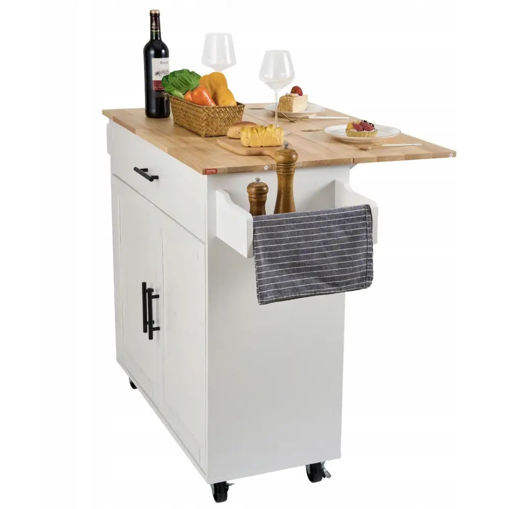 Kjøkkenøy på hjul med lys treplate, servert med mat og vin, håndkle henger på siden, sett skrått.