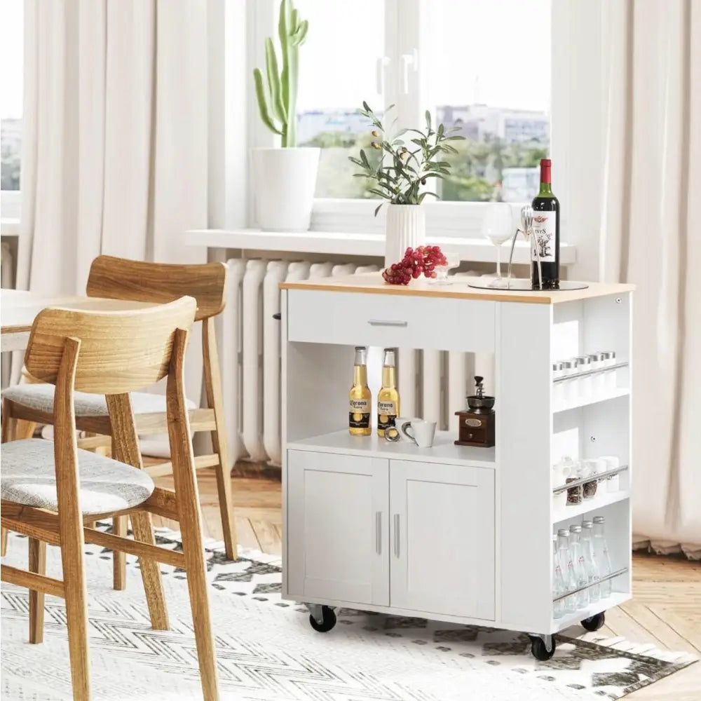 Kjøkkenøy på hjul, hvit med lys treplate, viser åpne hyller, skap, skuff og kjøkkenartikler fra skrå vinkel.