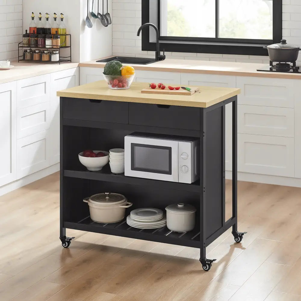 Kjøkkenøy på hjul i eik og svart metall, skrå frontvisning med åpne hyller fylt med servise og kjøkkenutstyr.