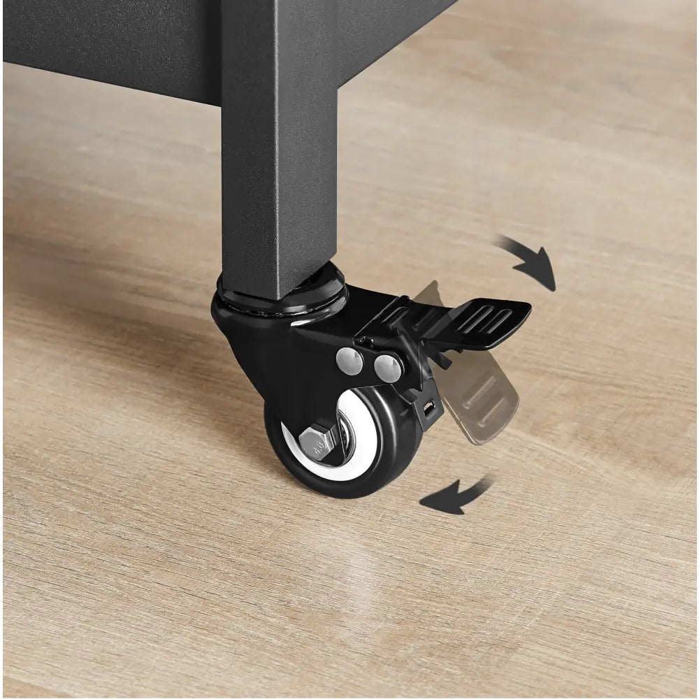 Sort hjul med bremse festet til metallben, nærbilde som viser hjulfunksjon på kjøkkenøy i eik.