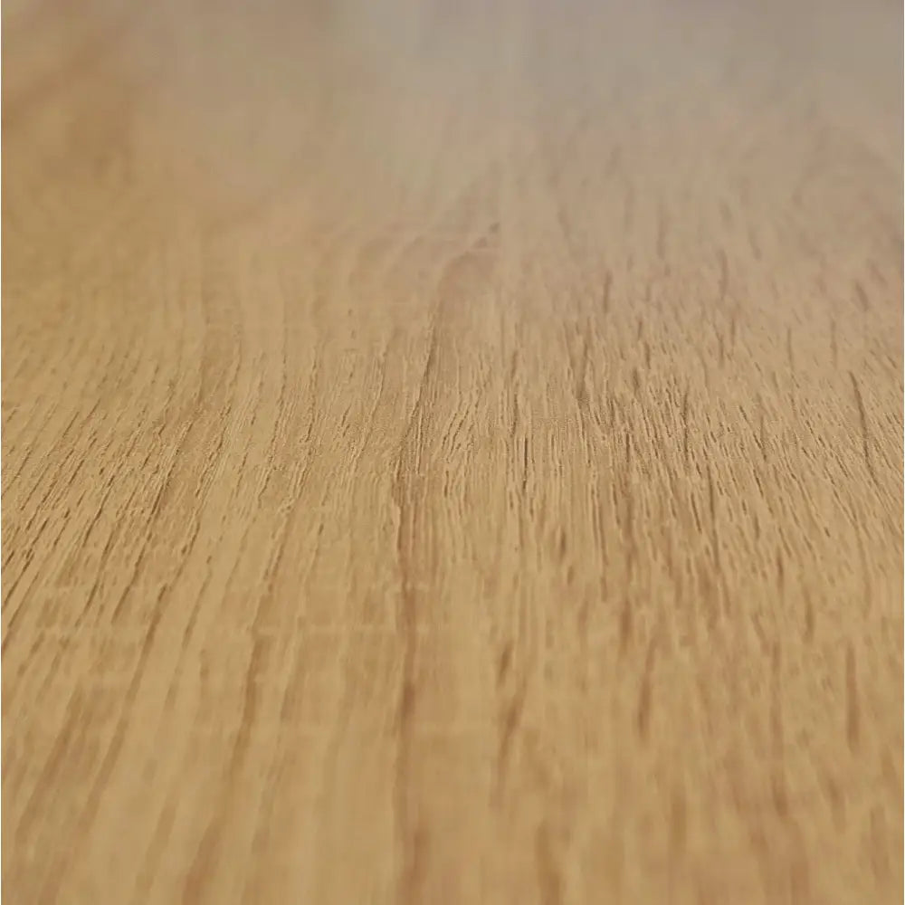 Kjøkkenøy i eik, nærbilde som fremhever den lyse treoverflaten med tydelige årringer og naturlig struktur.