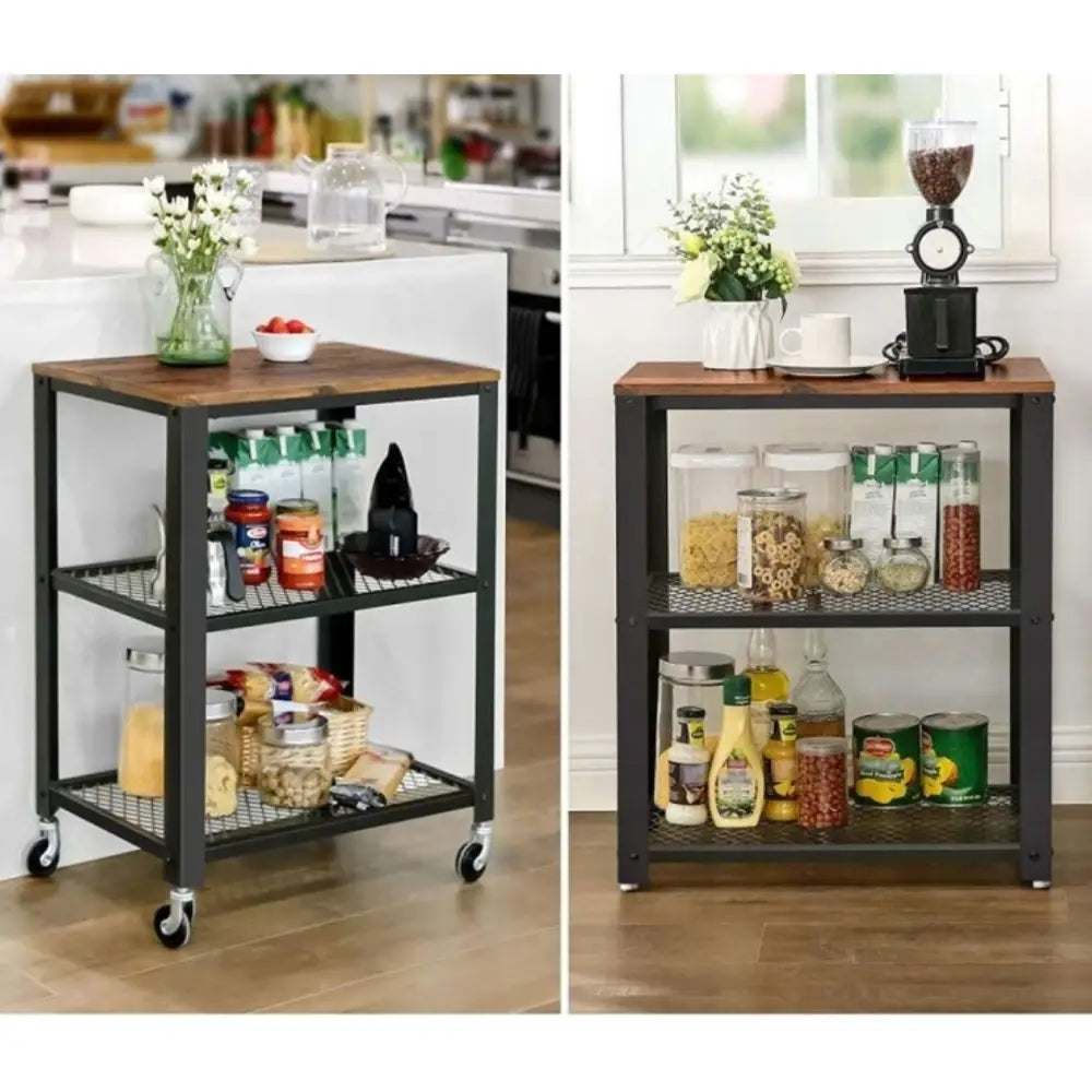 Kjøkkenøy på hjul med sort metallramme, mørk treplate og nettinghyller fylt med mat og utstyr.