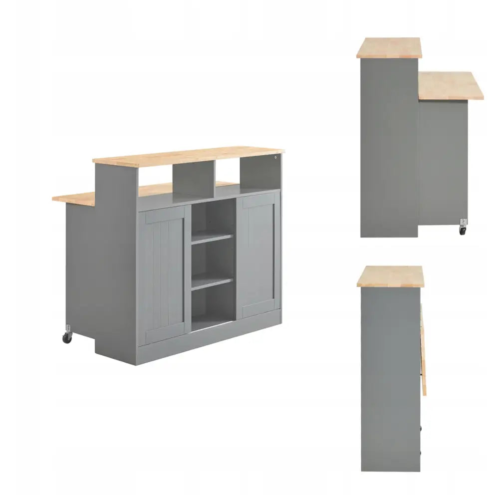 Kjøkkenøy med grå skap, lys treplate, åpne hyller og skyvedører, sett fra skrått forfra med synlige hjul.