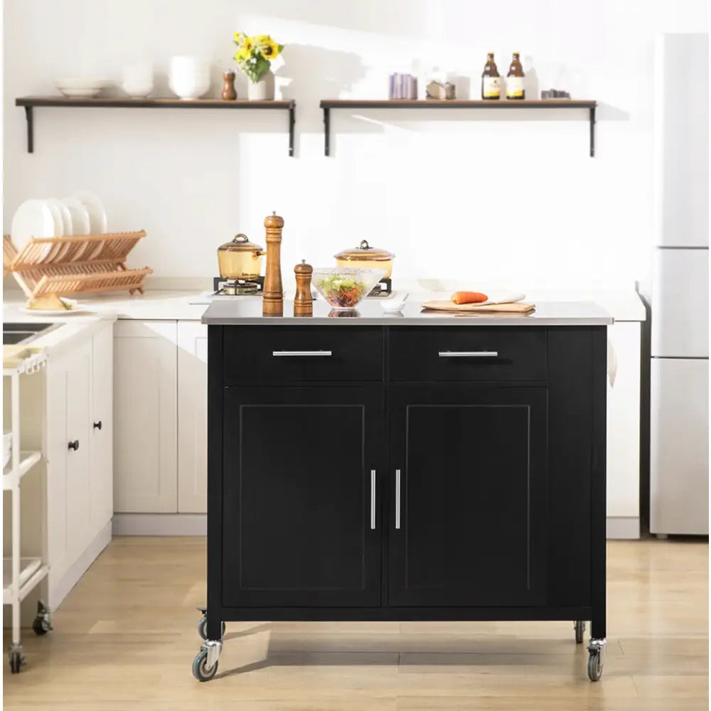 Kjøkkenøy i sort med to skuffer, doble dører og stålplate, sett forfra, kjøkkenutstyr på toppen.