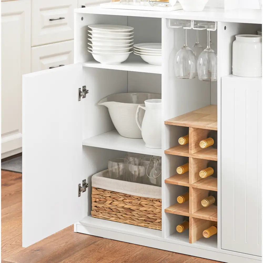 Kjøkkenøy skjenk med åpne dører, viser servise, glass, flettet kurv og vinholder med vinflasker.