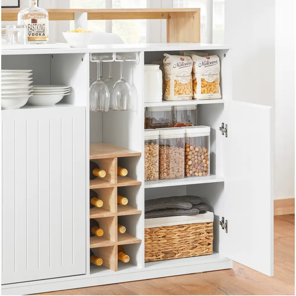 Kjøkkenøy i hvitt, frontvisning med åpne skap som viser lagringsplass for glass, flasker og kjøkkenutstyr.