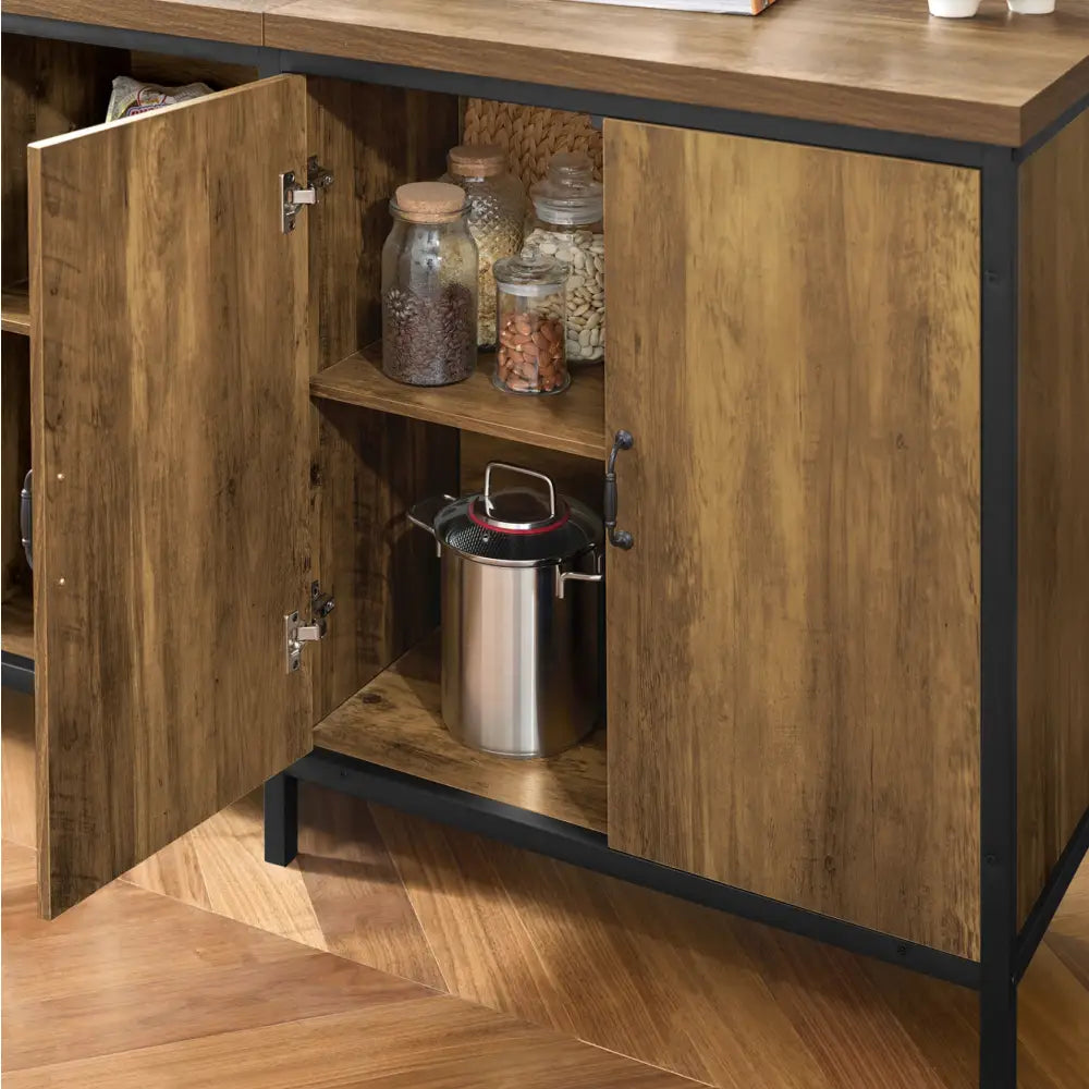 Kjøkkenøy spisebord i treimitasjon, åpen dør viser oppbevaring med glasskrukker og sølvfarget beholder.