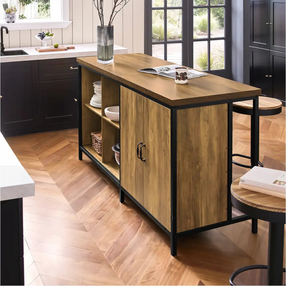 Kjøkkenøy spisebord i lyst tre og sort metall, skrå sidevisning med åpne hyller, servise og dekor.