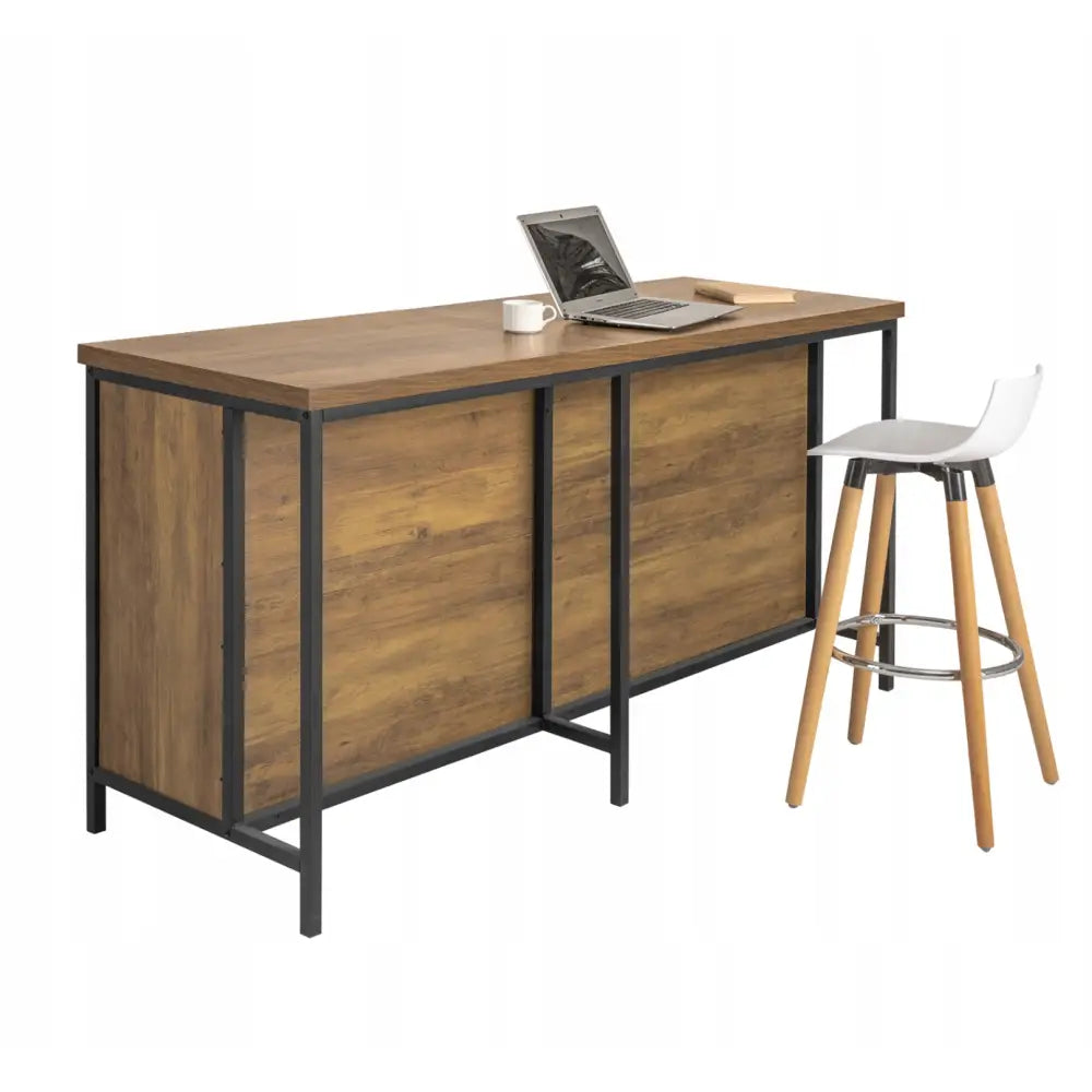 Kjøkkenøy spisebord i tre og svart metall, sett skrått fra siden med bærbar PC, kopp og notatbok på bordplaten.