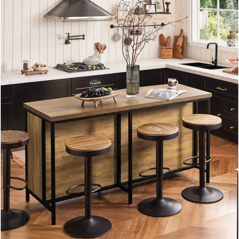 Kjøkkenøy spisebord med fire barkrakker i lyst tre og sort metall, sett skrått med detaljer i materialene.