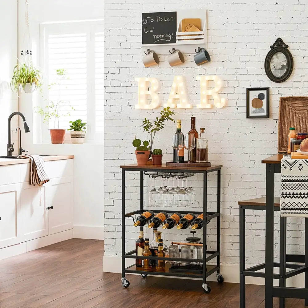 Trancherbord med flaskeholder, frontvisning i lyst kjøkken, flasker og glass plassert på mørke trehyller.