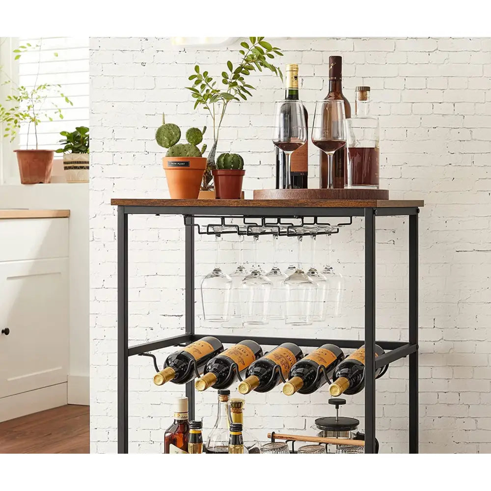 Trancherbord med flaskeholder i svart metall og mørkt tre, vinglass og vinflasker, grønne planter på toppen.